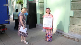 Столичная журналистка устроила акцию протеста у татарской гимназии Столичная журналистка устроила акцию протеста у татарской гимназии