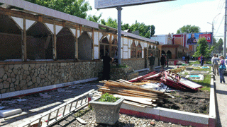 Снос «Руси» осложнила брошенная иномарка Снос «Руси» осложнила брошенная иномарка