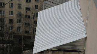 Гулявшая по козырьку балкона девушка упала с 7-го этажа Гулявшая по козырьку балкона девушка упала с 7-го этажа