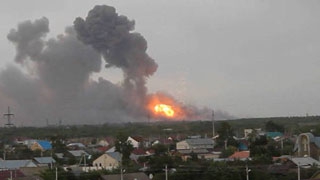 Снаряд повредил автомобиль саратовца из-за взрывов под Самарой Снаряд повредил автомобиль саратовца из-за взрывов под Самарой