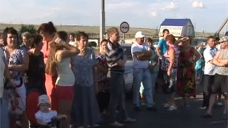 Федеральное ТВ и очевидцы сняли на видео бунт жителей под Саратовом