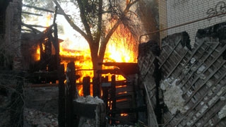 В центре Саратова горит жилой дом
