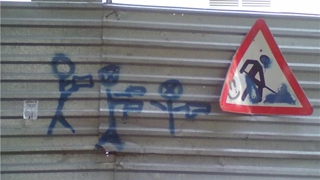 Власти Саратова обратили внимание на «ужасные заборы возле строек» Власти Саратова обратили внимание на «ужасные заборы возле строек»