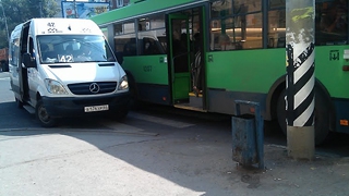 Остановка маршруток и троллейбусов блокирует пешеходный переход