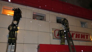 На Радищева горело 3-этажное здание с «Магнитом»