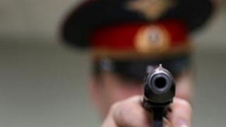 Полицейский применил оружие при задержании вымогателей Полицейский применил оружие при задержании вымогателей