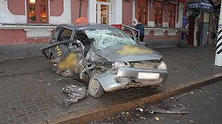 Таксист на «красный» свет сбил пешеходов. Запись с видеокамеры Таксист на «красный» свет сбил пешеходов. Запись с видеокамеры