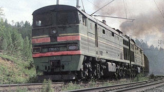 Поезд протаранил ассенизаторскую машину Поезд протаранил ассенизаторскую машину