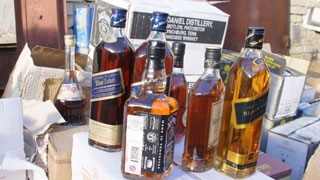 В Саратове выявлены два гаража, заставленных «элитным» алкоголем