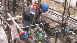 В Саратове демонтируют подпольный нефтеперерабатывающий завод