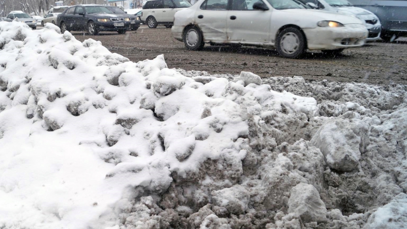Выпал обильный снег. Грязный снег. Фотография грязного снега. Картинки про неубранный снег. Грязный снег Курская область.