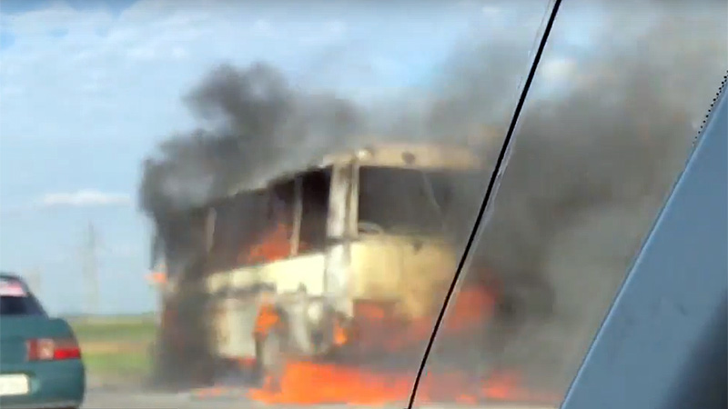 Сгорел автобус волгоград. В Саратове сгорел автобус. На трассе Москва Волгоград сгорел автобус. На трассе Жуковском районе загорелся автобус школьный.