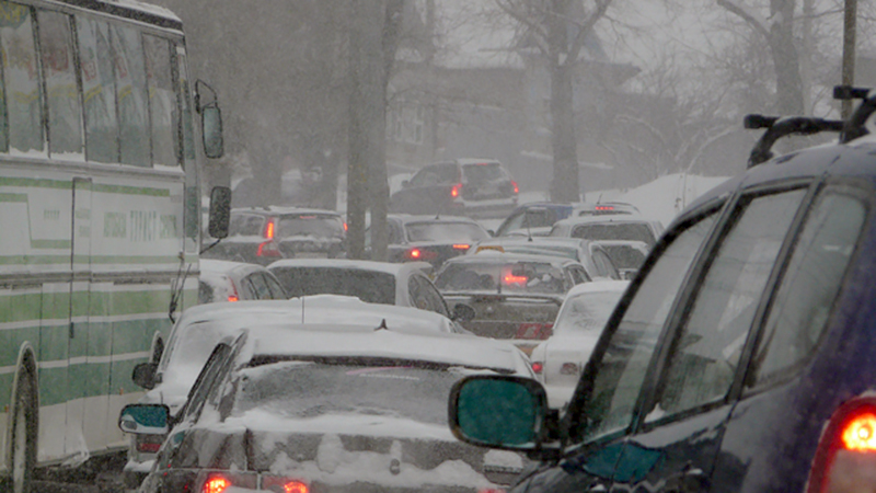 Ввиду снегопада движение на дорогах впр