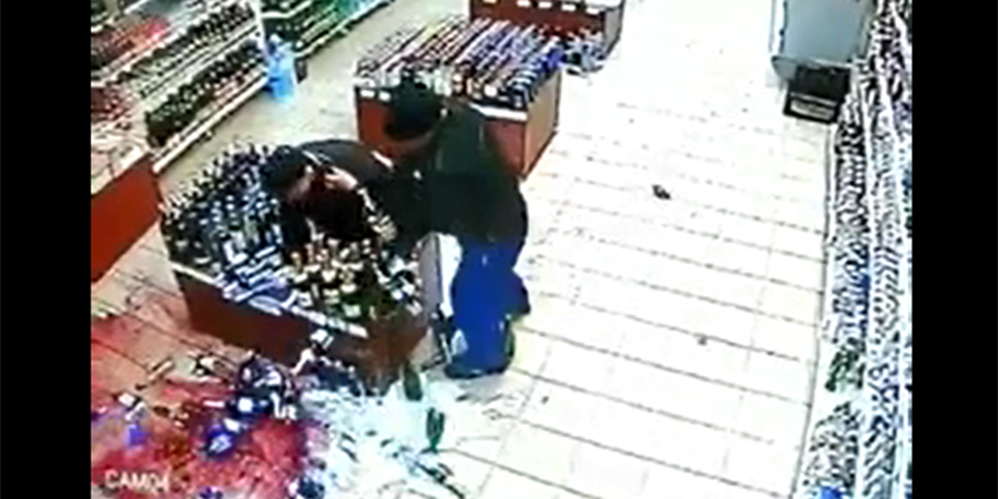 Открытие магазина в тц. Лавка упала. Скамейка мешает движению. Трагедия в нижнем новгороде. Упал стеллаж с айфонами.