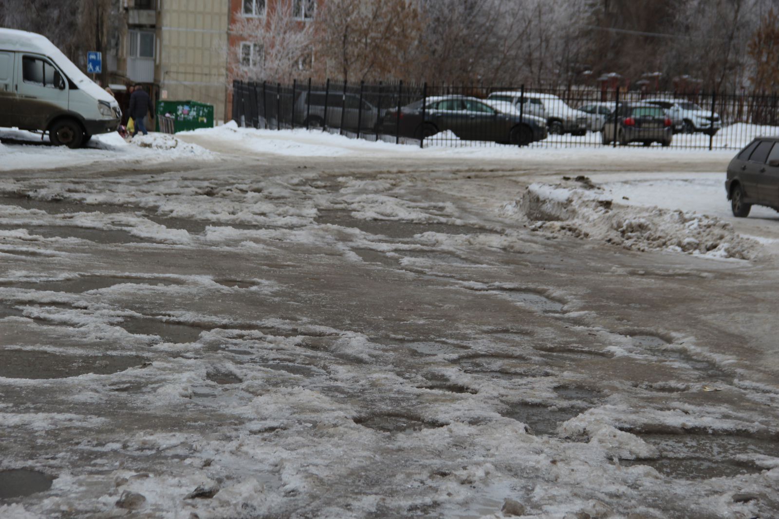 Состояние дорог 2. Дороги сковывает лед. Дороги скованным льдом. Мороз сковал реку. Почему желтая вода в Ленинском районе на улице Снежная.